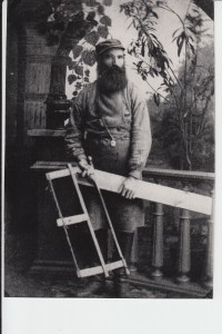 1902_var_farfar_snickare_hos_en_fotograf (1)